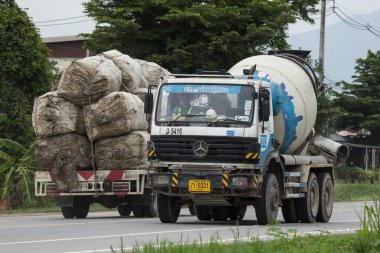 Chiangmai, Tayland - 24 Temmuz 2018: Beton kamyon dolusu ilaç beton ürün şirketi. Fotoğrafa yol no.121 8 km şehir merkezine Chiangmai, Tayland.