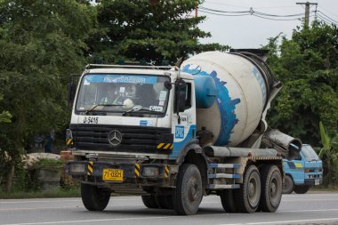 Chiangmai, Tayland - 24 Temmuz 2018: Beton kamyon dolusu ilaç beton ürün şirketi. Fotoğrafa yol no.121 8 km şehir merkezine Chiangmai, Tayland.