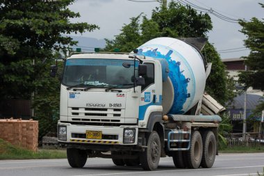 Chiangmai, Tayland - 24 Temmuz 2018: Beton kamyon dolusu ilaç beton ürün şirketi. Fotoğrafa yol no.121 8 km şehir merkezine Chiangmai, Tayland.