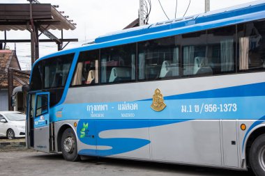 Chiangmai, Tayland - 8 Ağustos 2018: Adam otobüs ulaşım hükümet şirket. 15 metre otobüs. Fotoğraf Chiangmai otobüs istasyonu.