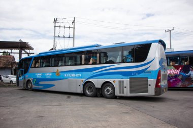 Chiangmai, Tayland - 8 Ağustos 2018: Adam otobüs ulaşım hükümet şirket. 15 metre otobüs. Fotoğraf Chiangmai otobüs istasyonu.