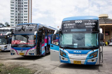 Chiangmai, Tayland - 8 Ağustos 2018: Adam otobüs ulaşım hükümet şirket. 15 metre otobüs. Fotoğraf Chiangmai otobüs istasyonu.