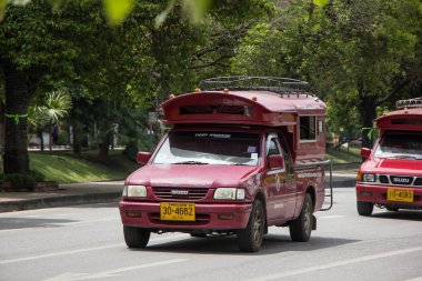 Chiangmai, Tayland - 10 Ağustos 2018: Kırmızı Mini kamyon taksi Chiangmai. Hizmet Chiangmai şehir içinde. Chiangmai şehrinde yolda fotoğraf.