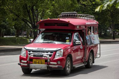 Chiangmai, Tayland - 10 Ağustos 2018: Kırmızı Mini kamyon taksi Chiangmai. Hizmet Chiangmai şehir içinde. Chiangmai şehrinde yolda fotoğraf.