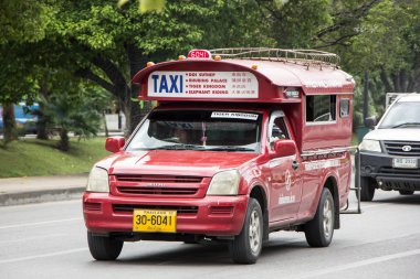 Chiangmai, Tayland - 10 Ağustos 2018: Kırmızı Mini kamyon taksi Chiangmai. Hizmet Chiangmai şehir içinde. Chiangmai şehrinde yolda fotoğraf.
