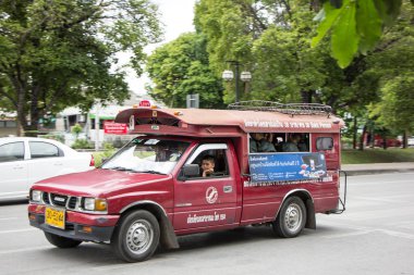 Chiangmai, Tayland - 10 Ağustos 2018: Kırmızı Mini kamyon taksi Chiangmai. Hizmet Chiangmai şehir içinde. Chiangmai şehrinde yolda fotoğraf.