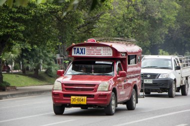 Chiangmai, Tayland - 10 Ağustos 2018: Kırmızı Mini kamyon taksi Chiangmai. Hizmet Chiangmai şehir içinde. Chiangmai şehrinde yolda fotoğraf.