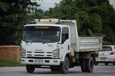 Chiang Mai, Tayland-12 Aralık 2017: özel Isuzu damperli kamyon. Yol no.1001 Chiangmai iş alanı 8 km.