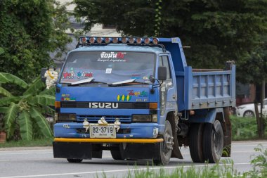 Chiangmai, Tayland - 24 Temmuz 2018: Özel Isuzu Damperli kamyon. Yol no.1001 Chiangmai iş alanı 8 km.
