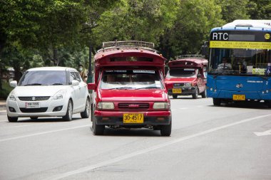 Chiangmai, Tayland - 10 Ağustos 2018: Kırmızı Mini kamyon taksi Chiangmai. Hizmet Chiangmai şehir içinde. Chiangmai şehrinde yolda fotoğraf.