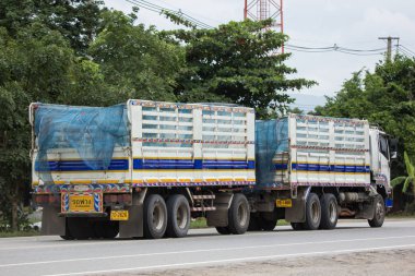 Chiangmai, Tayland - 24 Temmuz 2018: Isuzu karavan dökümü kamyon Otoban yolu üzerinde. Yol no.1001, Chiangmai şehir merkezine 8 km.