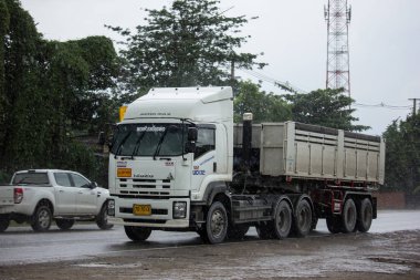 Chiangmai, Tayland - 24 Temmuz 2018: Isuzu karavan dökümü kamyon Otoban yolu üzerinde. Yol no.1001, Chiangmai şehir merkezine 8 km.