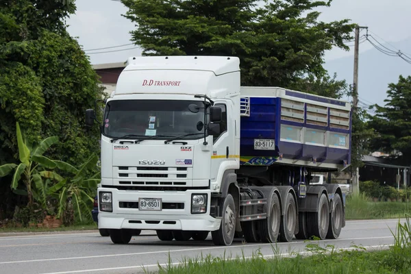 Chiangmai, Tayland - 24 Temmuz 2018: Isuzu karavan dökümü kamyon Otoban yolu üzerinde. Yol no.1001, Chiangmai şehir merkezine 8 km.