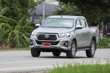 Chiangmai, Tayland - 24 Temmuz 2018: Özel pikap kamyon yeni araba Toyota Hilux Revo Rocco. Yol no.1001, Chiangmai şehir merkezine 8 km.