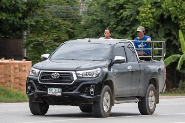 Chiangmai, Tayland - 24 Temmuz 2018: Özel pikap kamyon yeni araba Toyota Hilux Revo Rocco. Yol no.1001, Chiangmai şehir merkezine 8 km.