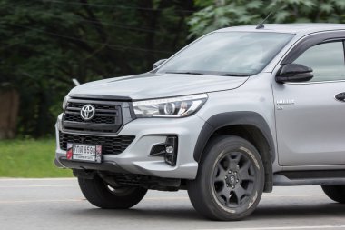 Chiangmai, Tayland - 24 Temmuz 2018: Özel pikap kamyon yeni araba Toyota Hilux Revo Rocco. Yol no.1001, Chiangmai şehir merkezine 8 km.