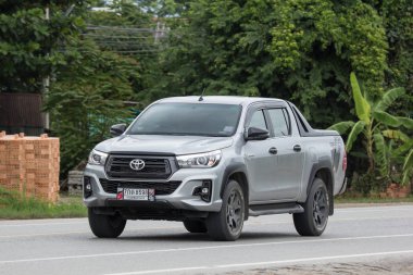 Chiangmai, Tayland - 24 Temmuz 2018: Özel pikap kamyon yeni araba Toyota Hilux Revo Rocco. Yol no.1001, Chiangmai şehir merkezine 8 km.