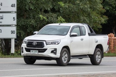 Chiangmai, Tayland - 24 Temmuz 2018: Özel pikap kamyon yeni araba Toyota Hilux Revo Rocco. Yol no.1001, Chiangmai şehir merkezine 8 km.