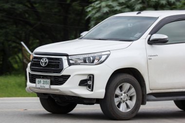 Chiangmai, Tayland - 24 Temmuz 2018: Özel pikap kamyon yeni araba Toyota Hilux Revo Rocco. Yol no.1001, Chiangmai şehir merkezine 8 km.