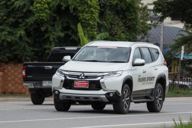 Chiangmai, Tayland - 24 Temmuz 2018: Özel Mitsubishi Pajero Suv araba. Yol no.1001 Chiangmai şehir merkezine 8 km.