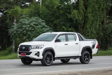 Chiangmai, Tayland - 24 Temmuz 2018: Özel pikap kamyon yeni araba Toyota Hilux Revo Rocco. Yol no.1001, Chiangmai şehir merkezine 8 km.