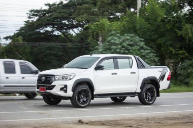 Chiangmai, Tayland - 24 Temmuz 2018: Özel pikap kamyon yeni araba Toyota Hilux Revo Rocco. Yol no.1001, Chiangmai şehir merkezine 8 km.