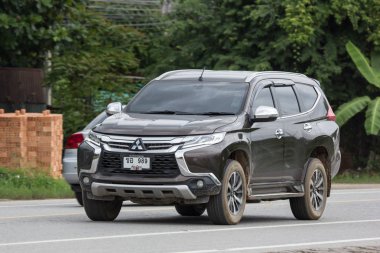 Chiangmai, Tayland - 24 Temmuz 2018: Özel Mitsubishi Pajero Suv araba. Yol no.1001 Chiangmai şehir merkezine 8 km.