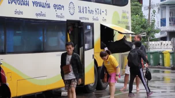 2018年8月18日 清迈公交站新楼客车乘客 — 图库视频影像