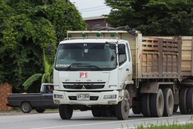 Chiangmai, Tayland - 24 Temmuz 2018: Özel Mitsubishi Fuso damperli kamyon. Fotoğrafa yol no.121 8 km şehir merkezine Chiangmai, Tayland.