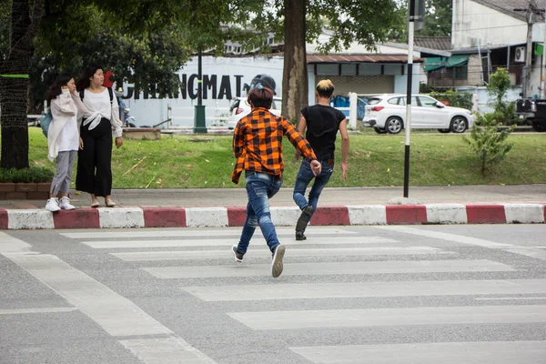 Чиангмай Таиланд Августа 2018 Года Два Человека Пытаются Пересечь Улицу — стоковое фото