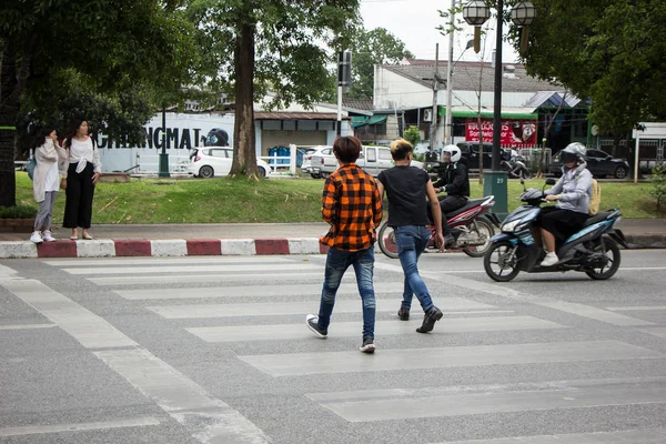 Chiangmai Thailand August 2018 Two Man Trying Cross Street Directly — Stock Photo, Image