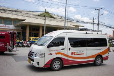 Chiangmai, Tayland - 8 Ağustos 2018: Prempracha şirket van. Mae hong son ve Chiangmai yönlendirmek. Fotoğraf Chiangmai otobüs istasyonu, Tayland.