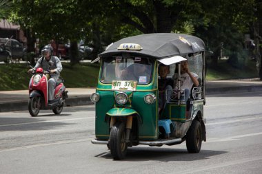 Chiangmai, Tayland - 10 Ağustos 2018: Tuk tuk taksi chiangmai hizmet şehir ve civarında. Chiangmai şehrinde yolda fotoğraf.