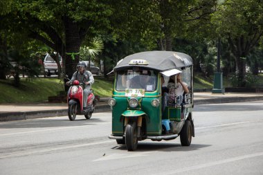 Chiangmai, Tayland - 10 Ağustos 2018: Tuk tuk taksi chiangmai hizmet şehir ve civarında. Chiangmai şehrinde yolda fotoğraf.