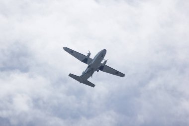 Chiangmai, Tayland - 14 Ağustos 2018: Casa 212-300 Kaset, Kraliyet Rainmaking ve tarımsal Havacılık Bürosu. Sinek üzerinde Chiangmai şehir.