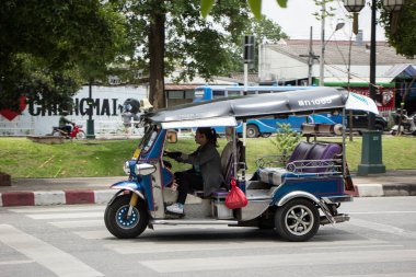Chiangmai, Tayland - 10 Ağustos 2018: Tuk tuk taksi chiangmai hizmet şehir ve civarında. Chiangmai şehrinde yolda fotoğraf.
