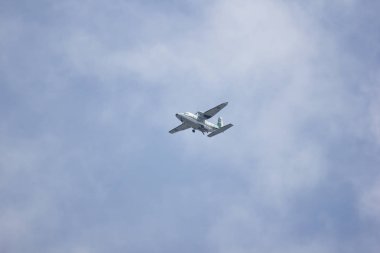 Chiangmai, Tayland - 14 Ağustos 2018: Casa 212-300 Kaset, Kraliyet Rainmaking ve tarımsal Havacılık Bürosu. Sinek üzerinde Chiangmai şehir.