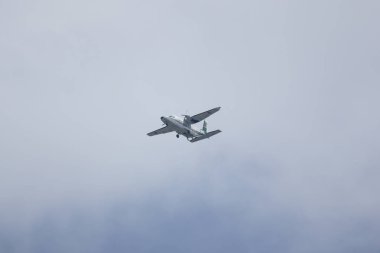 Chiangmai, Tayland - 14 Ağustos 2018: Casa 212-300 Kaset, Kraliyet Rainmaking ve tarımsal Havacılık Bürosu. Sinek üzerinde Chiangmai şehir.