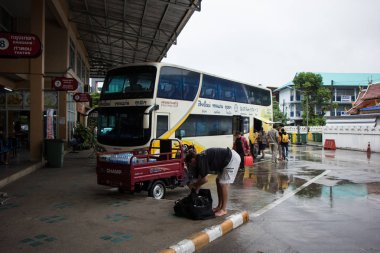 Chiangmai, Tayland - 18 Ağustos 2018: Otobüs yolcu Chiangmai otobüs istasyonunda. Chiangmai Ana Otogar.