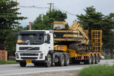 Chiangmai, Tayland - 24 Temmuz 2018:Volvo römork kamyon Cm şirketin. Fotoğrafa yol no.121 8 km şehir merkezine Chiangmai, Tayland.