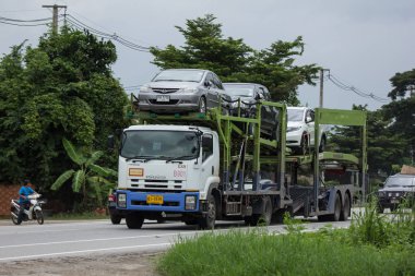 Chiangmai, Tayland - 24 Temmuz 2018: Yeni kuş lojistik taşıyıcı römork kamyon araba taşıma için. Kentsel yolda.