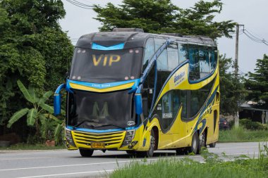 Chiangmai, Tayland - 31 Temmuz 2018: Özel Travel otoyol yolda otobüs. Fotoğraf Road Hayır 121 hakkında 8 km şehir merkezine Chiangmai, Tayland.