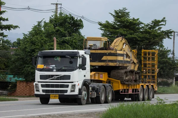 Chiangmai, Tayland - 24 Temmuz 2018:Volvo römork kamyon Cm şirketin. Fotoğrafa yol no.121 8 km şehir merkezine Chiangmai, Tayland.