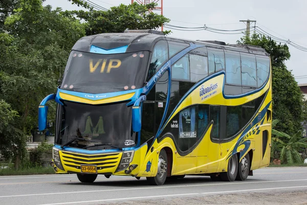 Chiangmai, Tayland - 31 Temmuz 2018: Özel Travel otoyol yolda otobüs. Fotoğraf Road Hayır 121 hakkında 8 km şehir merkezine Chiangmai, Tayland.