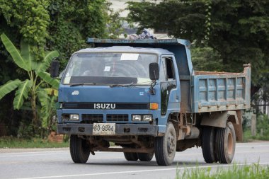 Chiangmai, Tayland - 31 Temmuz 2018: Özel Isuzu Damperli kamyon. Yol no.1001 Chiangmai iş alanı 8 km.