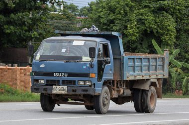 Chiangmai, Tayland - 31 Temmuz 2018: Özel Isuzu Damperli kamyon. Yol no.1001 Chiangmai iş alanı 8 km.