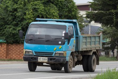 Chiangmai, Tayland - 31 Temmuz 2018: Özel Isuzu Damperli kamyon. Yol no.1001 Chiangmai iş alanı 8 km.