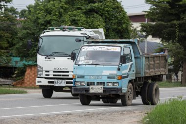 Chiangmai, Tayland - 31 Temmuz 2018: Özel Isuzu Damperli kamyon. Yol no.1001 Chiangmai iş alanı 8 km.