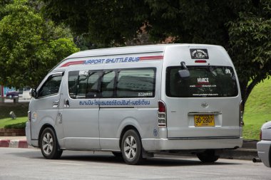 Chiangmai, Tayland - 10 Ağustos 2018: Havaalanı Servisi Otobüs Minibüs, hizmet Havaalanı üzerinden veya Hotel'e yolcu için. Chiangmai şehrinde yolda fotoğraf.