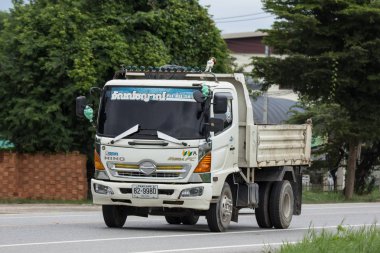 Chiangmai, Tayland - 31 Temmuz 2018: Özel Hino damperli kamyon. Yol no.1001 Chiangmai iş alanı 8 km.